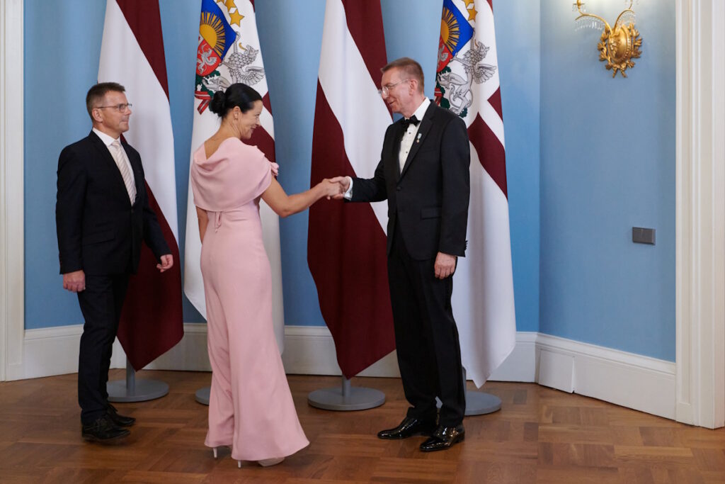 Uz pieņemšanu bija ielūgti arī pašvaldību vadītāji. Valkas novadu pārstāvēja pašvaldības priekšsēdētāja Gita Avote. Viņu pavadīja izpilddirektors Valdis Šaicāns.