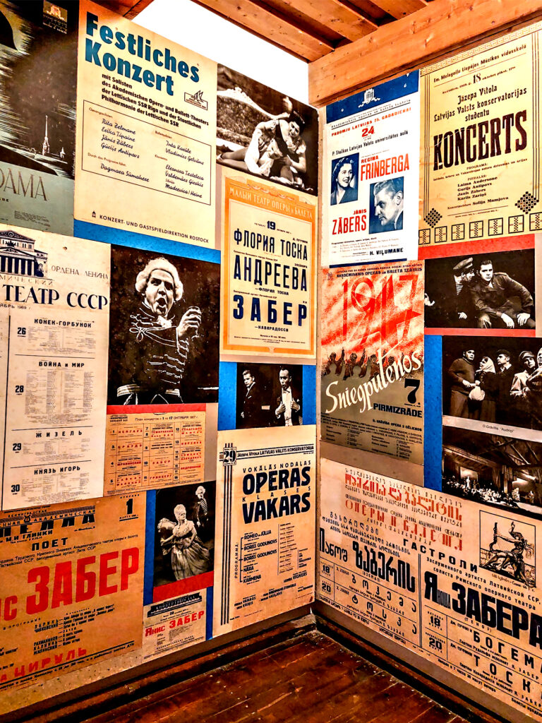 Pie sienām redzamas afišas no koncertiem, operu izrādēm gan Latvijā, gan tolaik plašajā Padomju Savienībā.