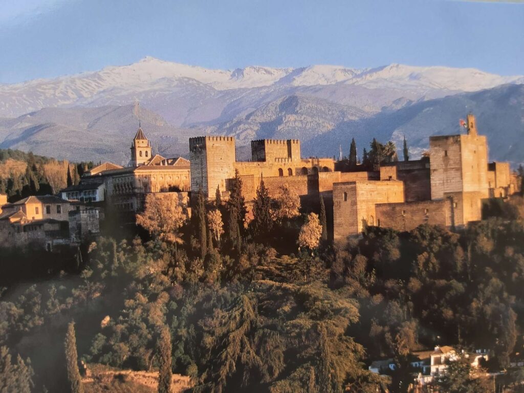 Granada ir viena no tām pilsētām, kur fonā var redzēt Sjerranevadas (Sierra Nevada) kalnus. Pati pilsēta ir mūsdienu un senatnes mikslis, noteikti apskates vērta.