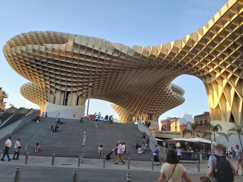 Las Setas Seviljā (Las Setas Sevilla – tulkojumā Seviljas Sēnes) ir pasaulē lielākā koka konstrukcija – futūristiska ēka, kas ir kulta vieta spāņiem. Tās viļņainie jumti diennakts tumšajā laikā iekrāsojas dažādās gaismās. Pa dīvaino konstrukciju augšējām platformām var pastaigāties un redzēt pilsētu no augšas kā gaismā, tā tumsā.