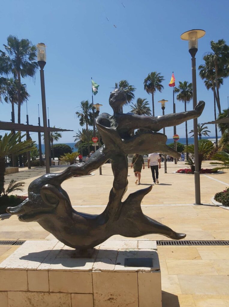 Marbellā brīvā dabā var aplūkot slavenā spāņu mākslinieka Dalī skulptūras.