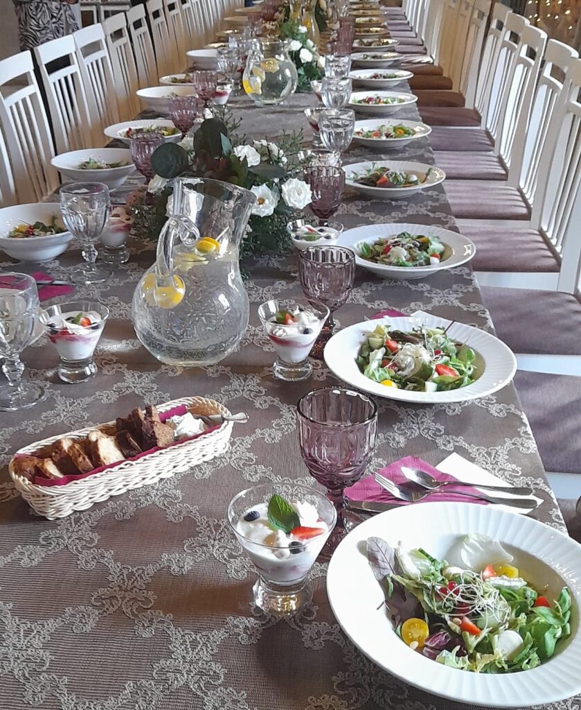 Viss no pašu dārza. Ekskursanti te var baudīt vieglu un veselīgu maltīti.