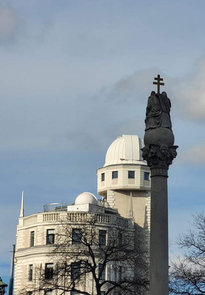 Urānijas kupols dienā.