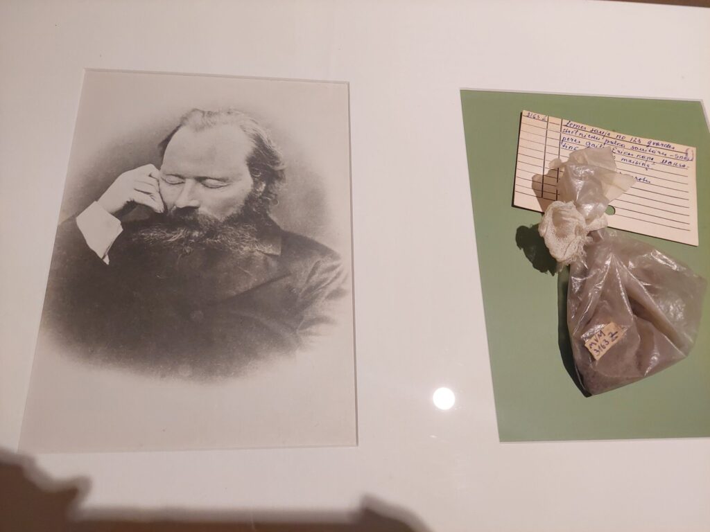 Paula Stradiņa Medicīnas vēstures muzeja krājumā iekļauts pat maisiņš ar kapsētas smiltīm. Jautājums, kas ar tām būtu darāms mūsdienās, paliek atklāts.