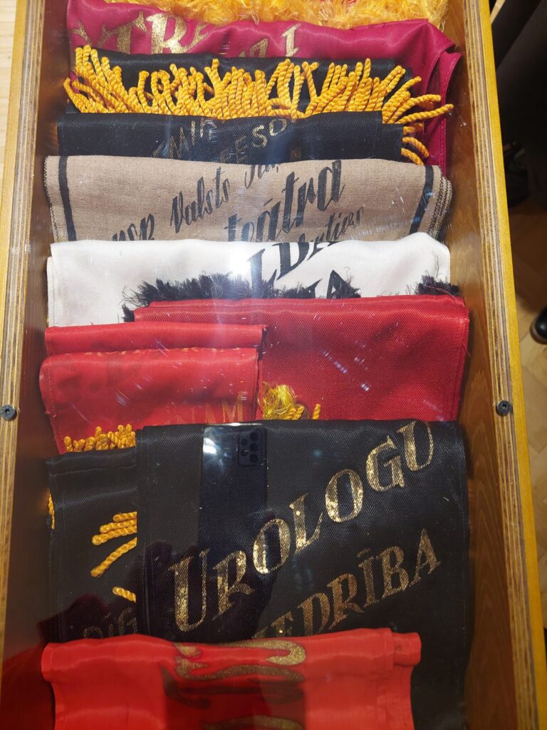 Sēru lenšu kolekcija, kas saglabāta un iekļauta muzeja krājumā pēc Paula Stradiņa bērēm. Jautājums, vai tiešām visas šīs lentes ir nepieciešams saglabāt un ko tās vēstī par profesora devumu Latvijas sabiedrībai, ir atklāts.