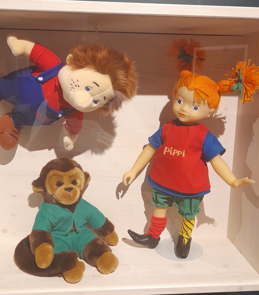 Eiropas valstu pārstāvji. Zviedriju izstādē "Eiropa spēlējas" pārstāv Pepija Garzeķe un Karlsons.