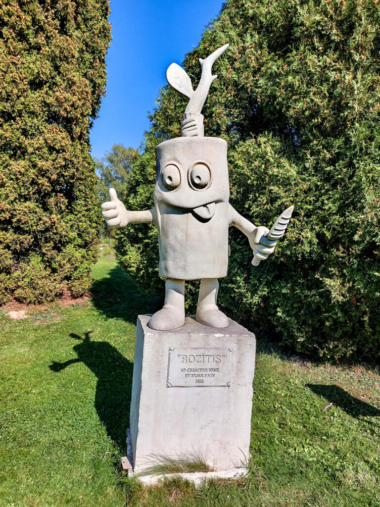 "Rozītis" ir pasaulē pirmā rožu stādiņam veltītā skulptūra. Ja pieskaras pie lāpstiņas, dārzā viss labi augs.
