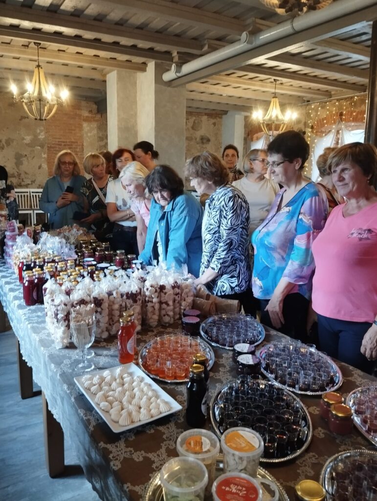 Gan degustācijai, gan līdzņemšanai dzirnavās var iegādāties dažādus kārumus - džemus, ievārījumus, smūtijus.