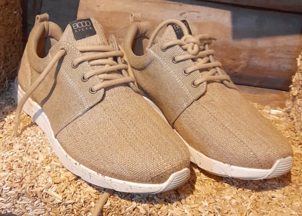 NETICAMI, bet arī šie apavi ir izgatavoti no kaņepju šķiedras.