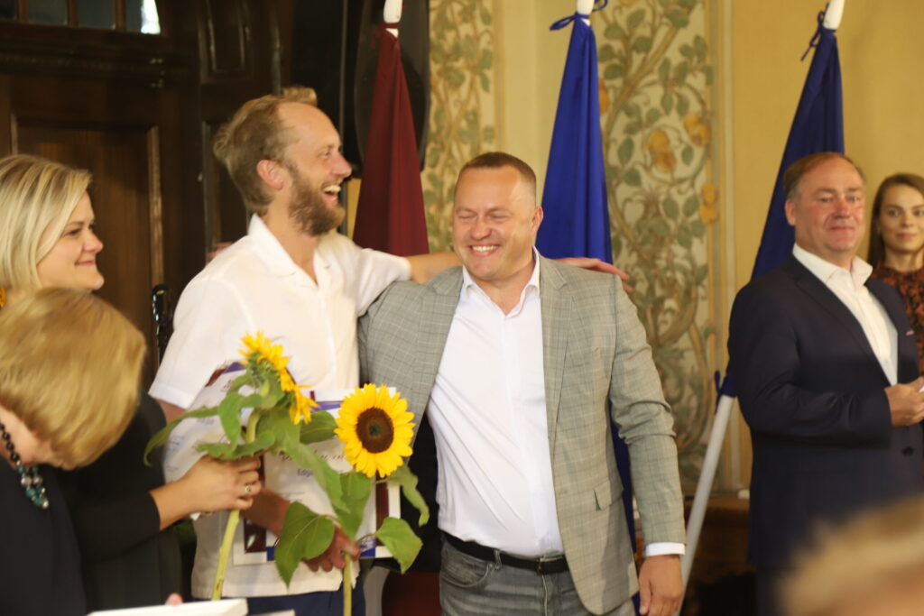 Visvairāk pieteikumu par vienu kandidātu (četrus un visus no Smiltenes novada) saņēma bijušais Smiltenes novada domes priekšsēdētājs, tagad uzņēmuma “ZAAO” valdes priekšsēdētājs Gints Kukainis (vidū).