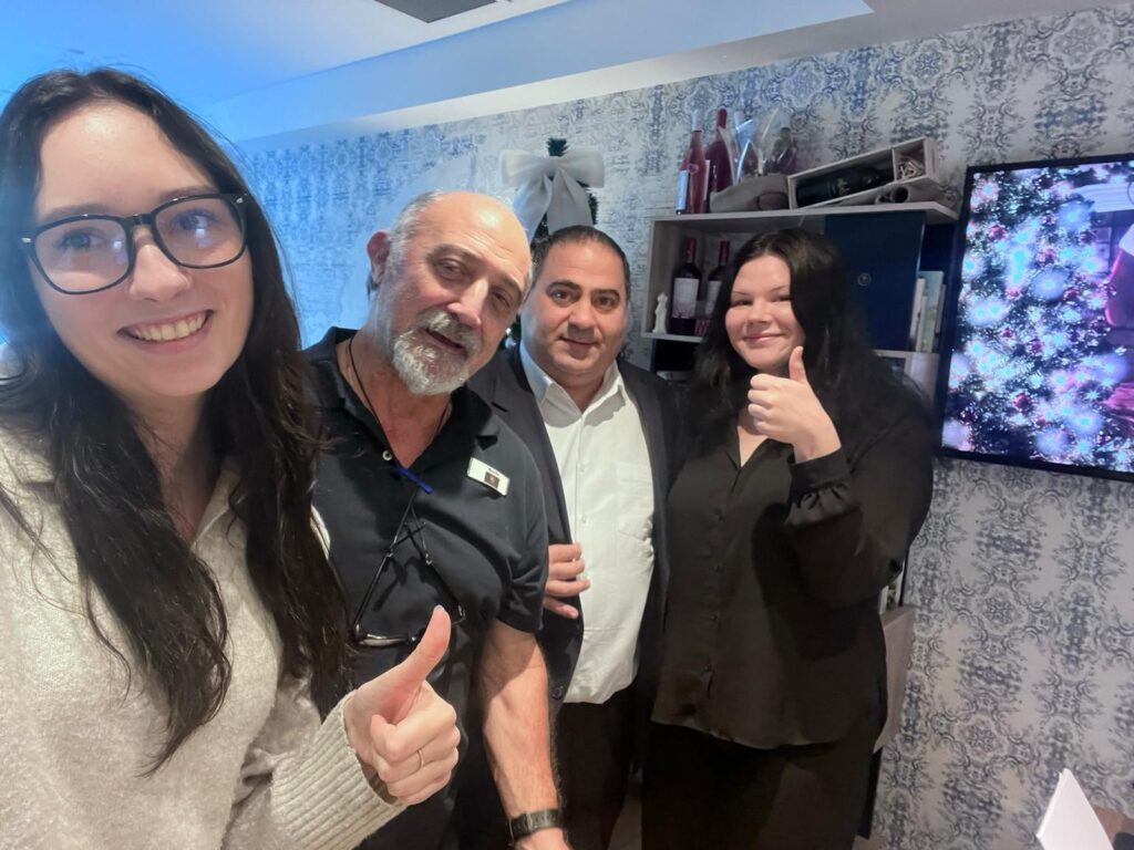 Rūta (no kreisās) kopā ar kolēģi Martinu, viesnīcas īpašnieku Gordonu un kursabiedreni Ēriku Žannu Kalniņu.