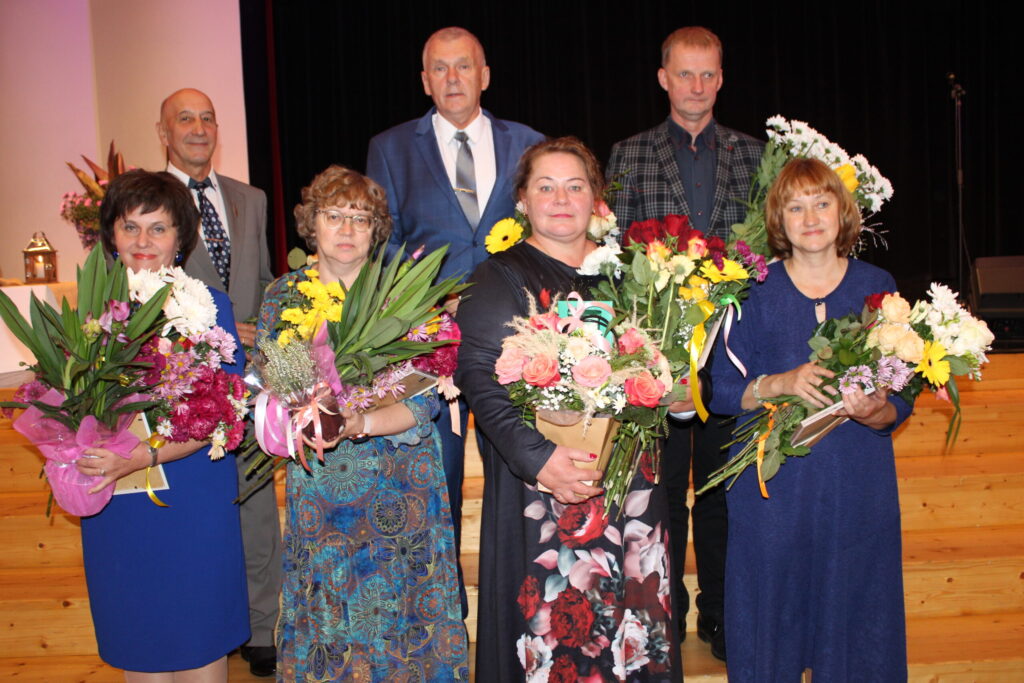 Smiltenes novada pašvaldības Pateicības rakstus par skolotāja profesijai veltītiem 30 darba gadiem saņēma pedagogi: 1. rindā no kreisās – Guna Lejiņa, Agita Beloraga, Arnita Freiberga, Lāsma Broze; 2. rindā no kreisās – Gunārs Auders, Aivars Birkenšteins, Didzis Gaismiņš (visi sveicamie pasākumā nebija klāt).