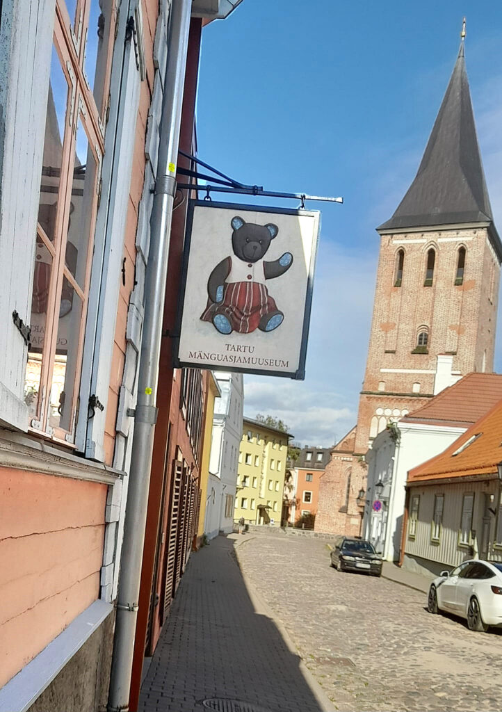 Izkārtne, kas vēsta, ka šeit ir Rotaļlietu muzejs.