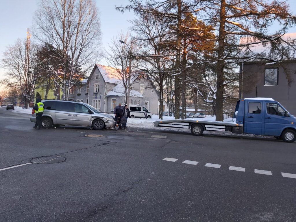 Sadursmes Rīgas un Beverīnas ielas krustojumā sekas. Aculiecinieka foto.