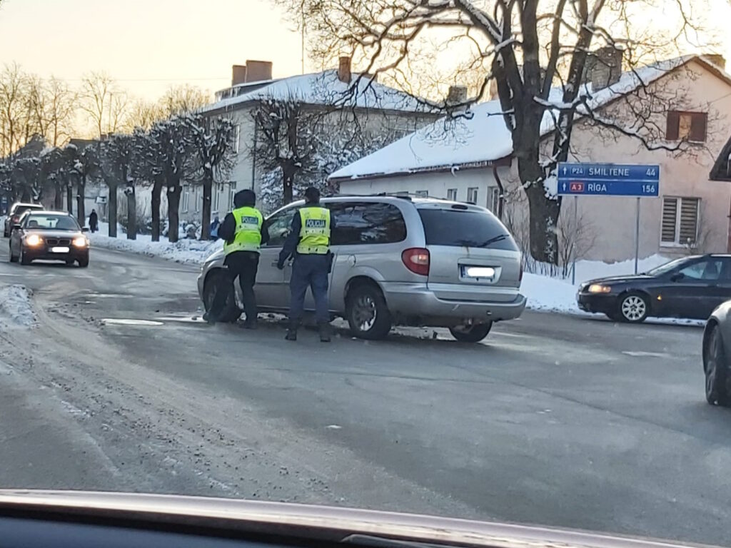 Sadursmes Rīgas un Beverīnas ielas krustojumā sekas. Aculiecinieka foto.