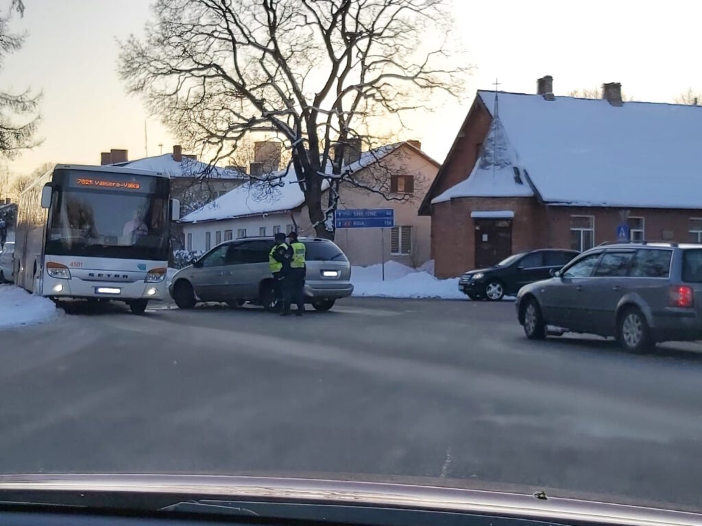 Sadursmes Rīgas un Beverīnas ielas krustojumā sekas. Aculiecinieka foto.
