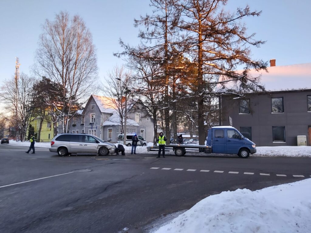 Sadursmes Rīgas un Beverīnas ielas krustojumā sekas. Aculiecinieka foto.