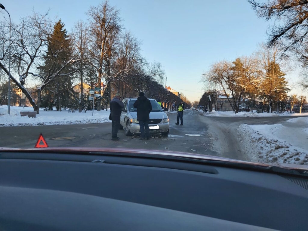 Sadursmes Rīgas un Beverīnas ielas krustojumā sekas. Aculiecinieka foto.
