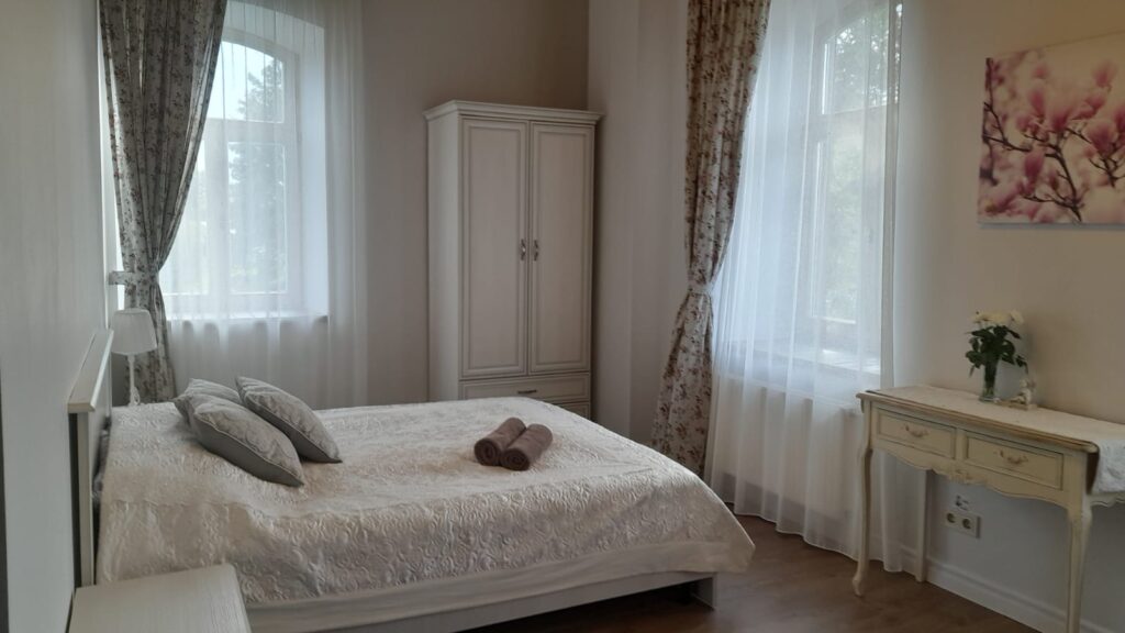 Ciemiņu uzņemšanai viesu namā ”Dēseles dzirnavas” iekārtotas vairāk nekā 10  istabiņas.