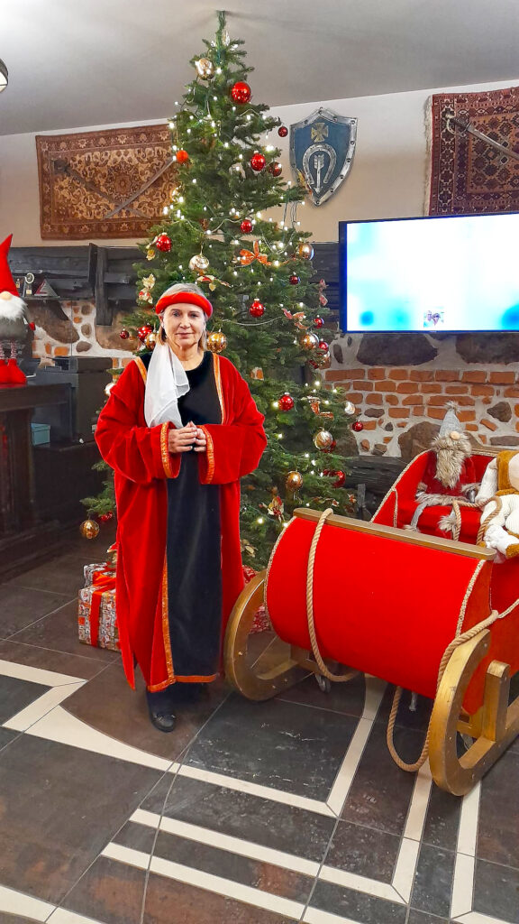 ATMIŅAI. Tās nav poļu panes, bet gan ekskursantes, kuras viduslaiku tērpos sagatavojušās bruņinieku turnīra pasākumam.