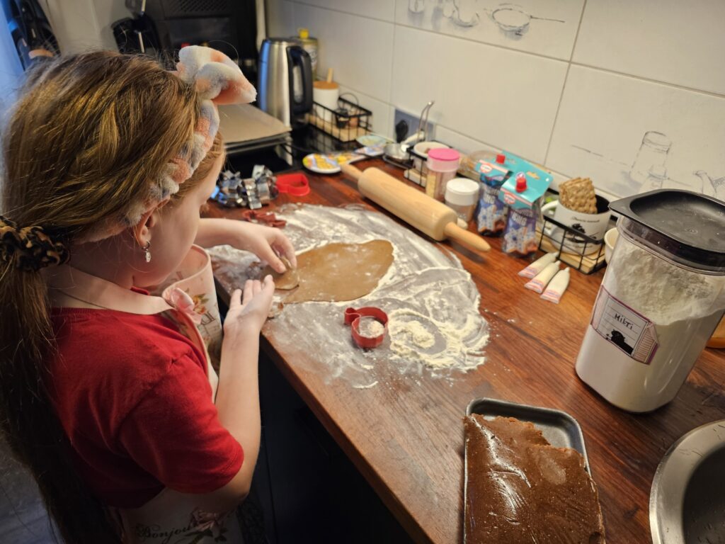 Līga. Mājās ceptās piparkūkas ir gaidītākā tradīcija Ziemassvētkos. Tikko ceptu piparkūku smarža apbur visus.