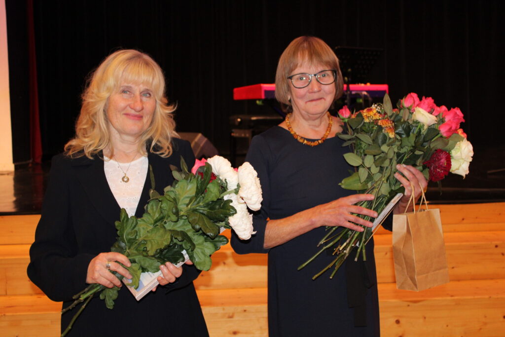 Ar 40 nostrādātiem gadiem pedagoga profesijā var lepoties Smiltenes mūzikas skolas flautas spēles pedagoģe Aija Krūze (no kreisās) un Ojāra Vācieša Gaujienas vispārizglītojošās un mākslu pamatskolas ķīmijas skolotāja Mārīte Alkšere.