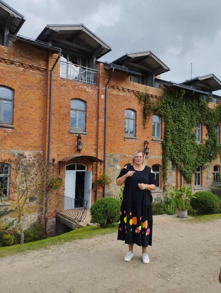 Dzirnavu ēka. Sanda Ļaudāma stāsta,  ka šī bijusi  pirmā vieta Embūtē, kur ražota elektrība.