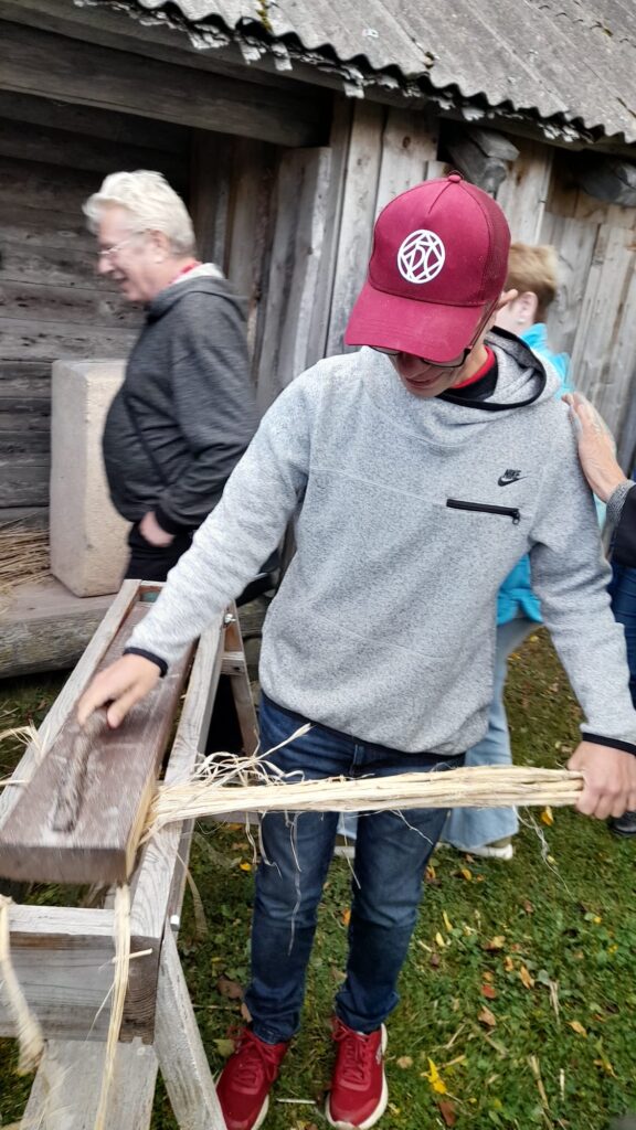 KAŅEPJU APSTRĀDE NAV VIEGLS DARBS, par to pārliecinājās arī ekskursanti.