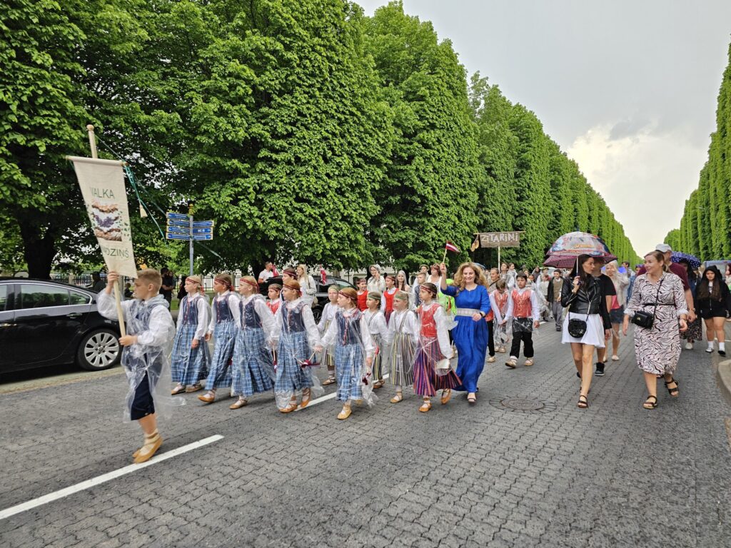 Tautas deju kolektīvs “Vainadziņš” kopā ar atbalstītājiem tautas deju festivāla “Latvju bērni danci veda” svētku gājienā.