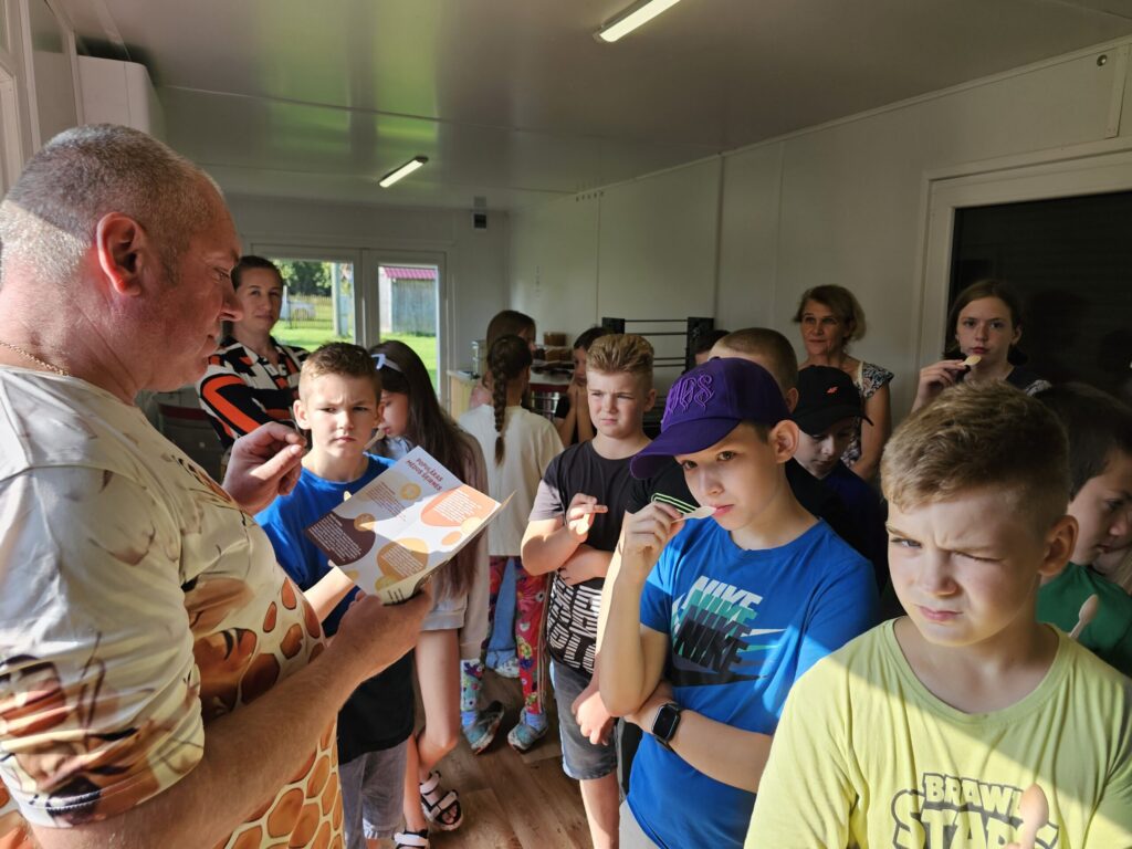 Bitenieks Jānis skolēniem stāsta par galvenajām iezīmēm dažādu veidu medum, pēc tam bija degustācija un vajadzēja noteikt, kas tas par medu.