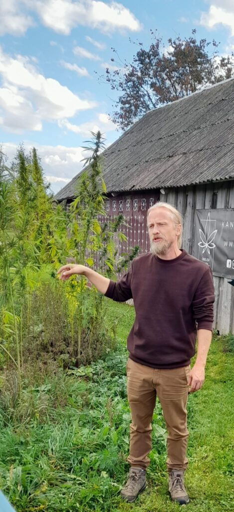  NAV IESĀCĒJS. Andris ar ģimeni kaņepju audzēšana nav iesācēji. Ar to viņi nodarbojas jau septīto gadu.