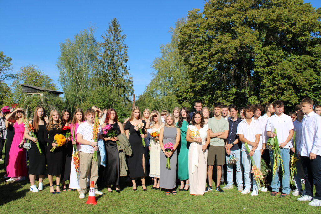 Jaunais mācību gads vislielākais izaicinājums ir 12. klases skolēniem, jo nāksies izdarīt galīgo izvēli, ko studēt un vai studēt. Smiltenes vidusskolā 12. klasē ir 44 audzēkņi, viņu audzinātāja ir Aiga Sorokina.