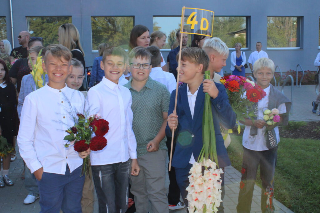 Vasaras brīvlaiks paskrēja ļoti ātri, gribējām to ilgāku, atzīst “Ziemeļlatvijas” uzrunātie ceturtklasnieki. Šis mācību gads viņiem nes pārmaiņas, – mācību rezultātus 4. klasē sāk vērtēt ar ballēm.