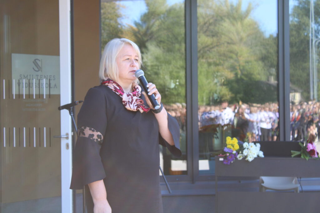 “Lai jaunais mācību gads ir radošs, izaicinājumiem bagāts un ļoti skaists, ar daudzām pozitīvām emocijām,” skolēniem un pedagogiem novēl Smiltenes vidusskolas direktore Inguna Kondratjeva.