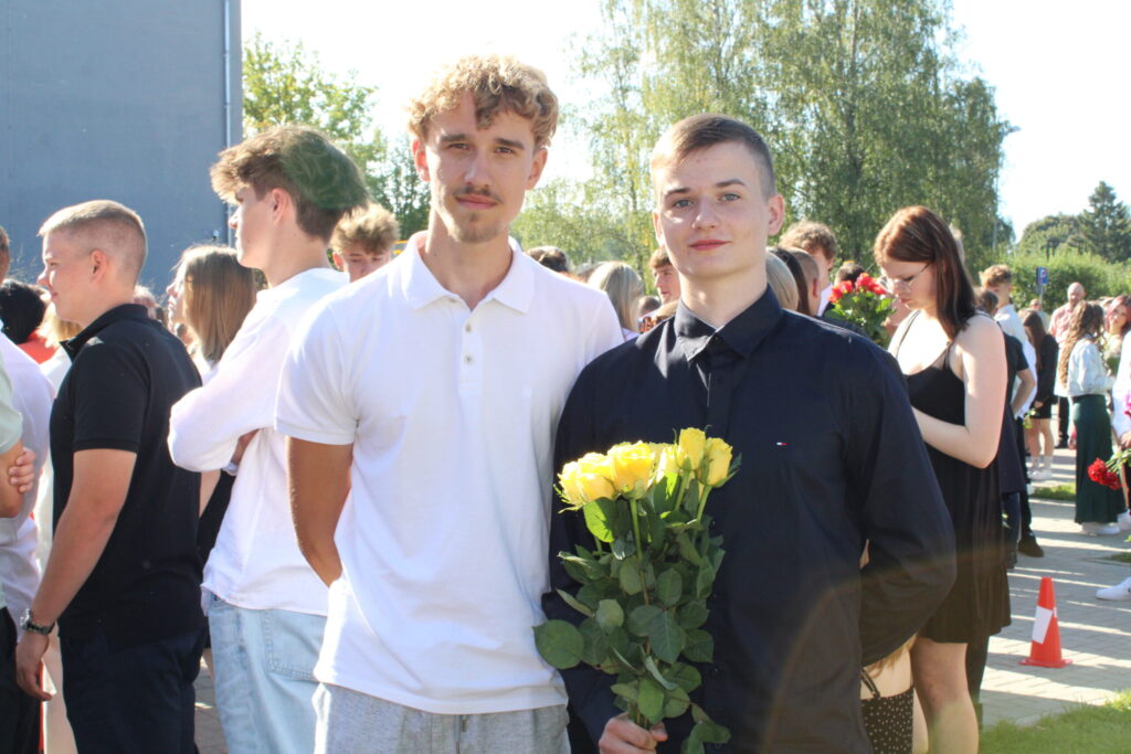 Zinību dienā skolas direktores Ingunas Kondratjevas apsveikumu un novēlējumu veidot skolas ikdienu krāsaināku saņēma skolēnu pašpārvaldes jaunais prezidents, 11. klases skolnieks Kristers Purviņš (no kreisās, attēlā – ar pašpārvaldes dalībnieku Ralfu Pakalnu).