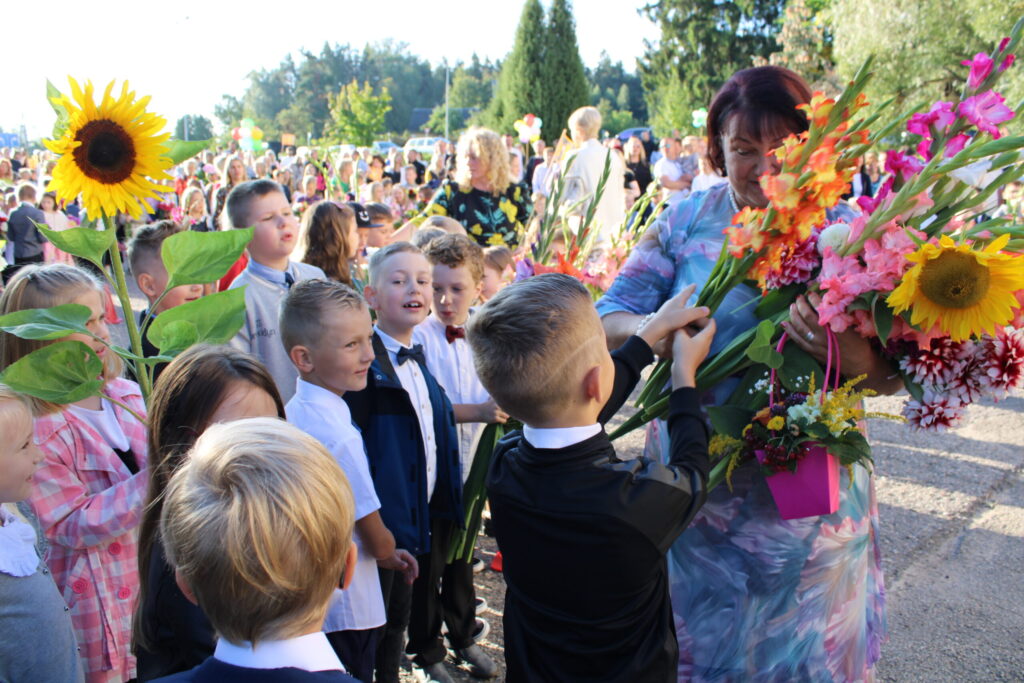 Pirmās klases audzinātāja atmiņā paliek uz mūžu. Savu pirmīšu dāvinātos ziedus Zinību dienā saņem 1.a klases audzinātāja Vija Sokolova.