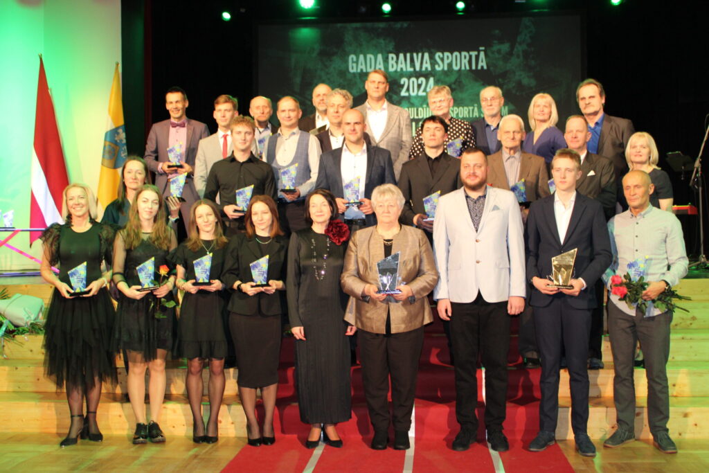 Ar Smiltenes novada pašvaldības apbalvojumu “Gada balva sportā 2024” novērtēti to sportistu sasniegumi, kuri pērn guvuši augstus rezultātus Latvijas, Eiropas un pasaules mēroga sacensībās (apbalvošanas ceremonijā daži no viņiem nepiedalījās). Attēlā – balvu saņēmēji kopā ar Smiltenes novada domes priekšsēdētāju Astrīdu Harju (1. rindā piektā no kreisās) un Smiltenes novada Sporta pārvaldes vadītāju Matīsu Mežuli (1. rindā trešais no labās).