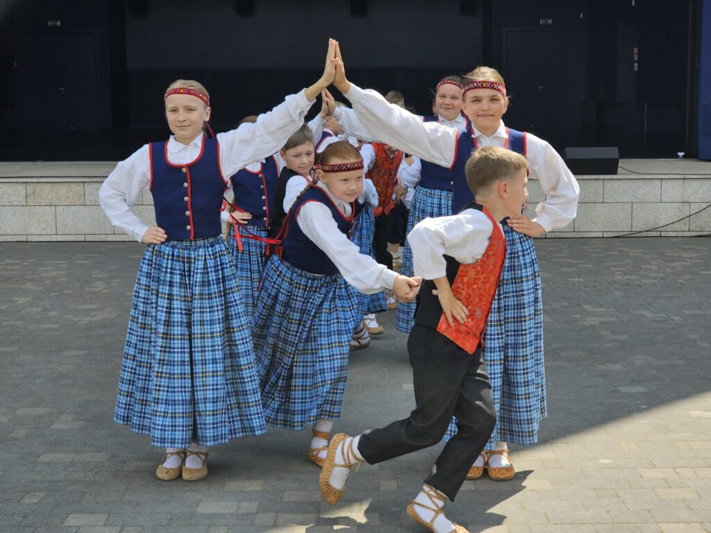 Dejotāju prieks mirdzēja viņu sejās, un lepnums pārstāvēt savu novadu lielajos svētkos bija redzams dejā.