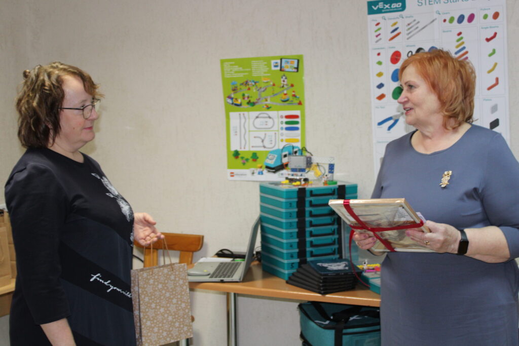 Ļoti atzinīgi sadarbību ar Unu Reķi (no kreisās) un viņas vadīto “REKUROBO” novērtē Palsmanes pirmsskolas izglītības iestādes vadītāja Birute Mežale, – Palsmanes bērnudārznieki nodarbības apmeklē ar prieku un mācās loģiski domāt.