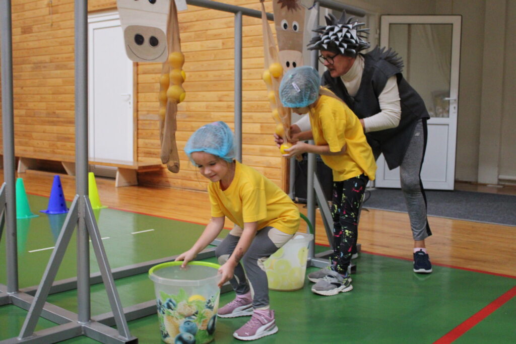 Viens no uzdevumiem bērniem bija ātri “izslaukt govi”. “Lai uz galvas netiek piens!” – arī tāda bija atbilde uz Eža (Ingunas Slapjumas) jautājumu, kāpēc fermā jāliek galvā cepure.