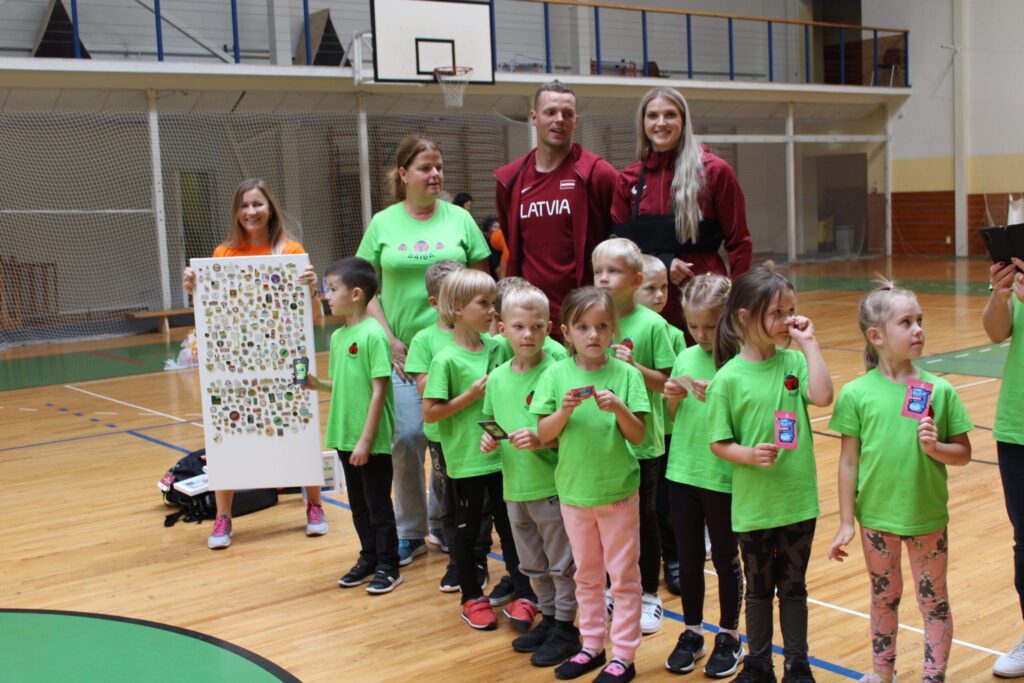 Šķēpmetēja Līna Mūze-Sirmā un viņas treneris Zigismunds Sirmais uzsākuši pēcolimpisko “maratonu” – dodas uz izglītības iestādēm, lai bērniem popularizētu sportu un ar savu piemēru apliecinātu, ka arī mazajā Latvijā var izaugt vieni no labākajiem sportistiem pasaulē.