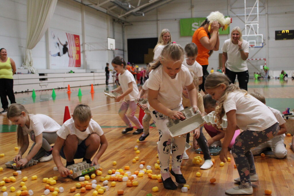 Zemē izbirušas olas! Nu tās ātri ir jāsalasa un jāsaliek kastītēs. Arī šis uzdevums, tāpat kā citi darbiņi aktivitāšu stacijās, bērniem sagādāja azartu no sirds.