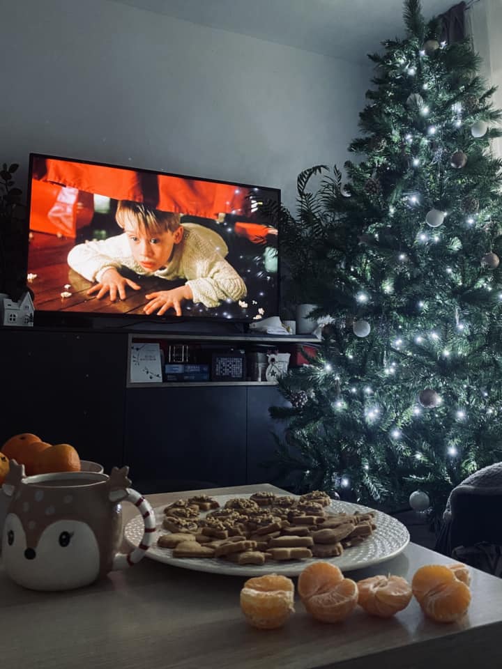 Sintija. Kevins, mandarīni, piparkūkas, karsts kakao un brīnumskaista eglīte ir īsta svētku noskaņa.