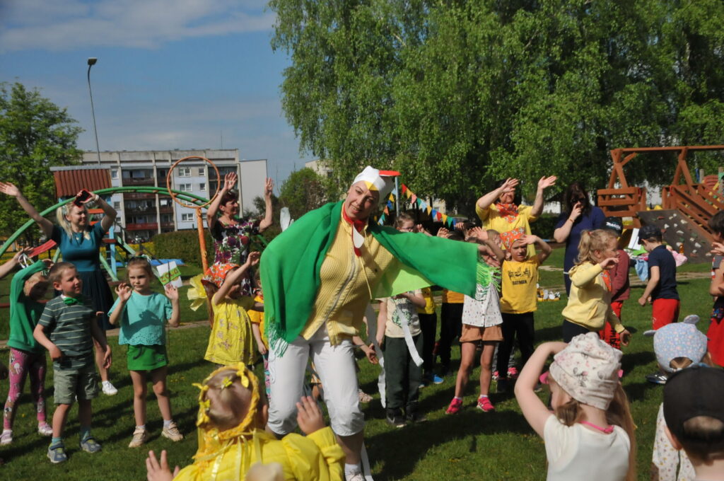 Izrādes galveno varoni – Balto gaili – attēloja ar aktrises talantu apveltītā, spridzinošā un jautrā sporta skolotāja Kristīne Āboliņa.