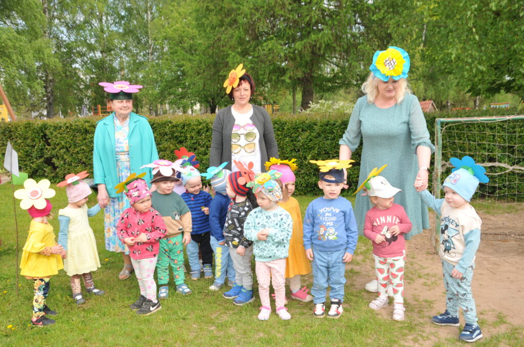 Izrādē piedalījās arī paši mazākie bērniņi, kuru galvassegas bija rotātas ar krāšņām puķēm.