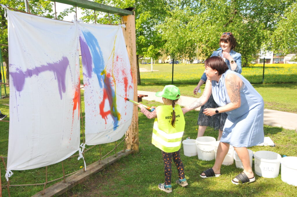 Izšaut krāsas no ūdens pistoles uz balta auduma – tas ir katra bērna sapnis.