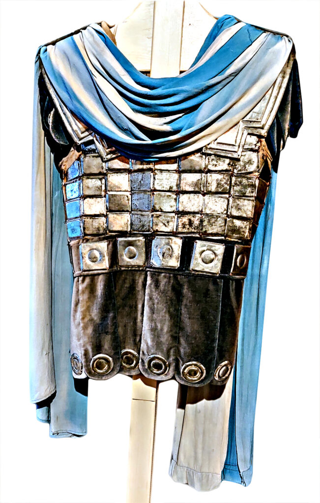 Ekspozīcijā ir improvizētā skatuvīte, uz kuras atrodas Jāņa Zābera tērpi no piecām operu izrādēm.