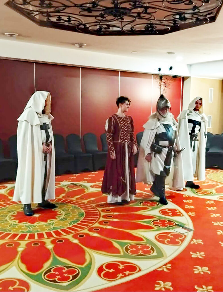 VISS KĀ SENOS LAIKOS. Komturs ar saviem palīgiem.