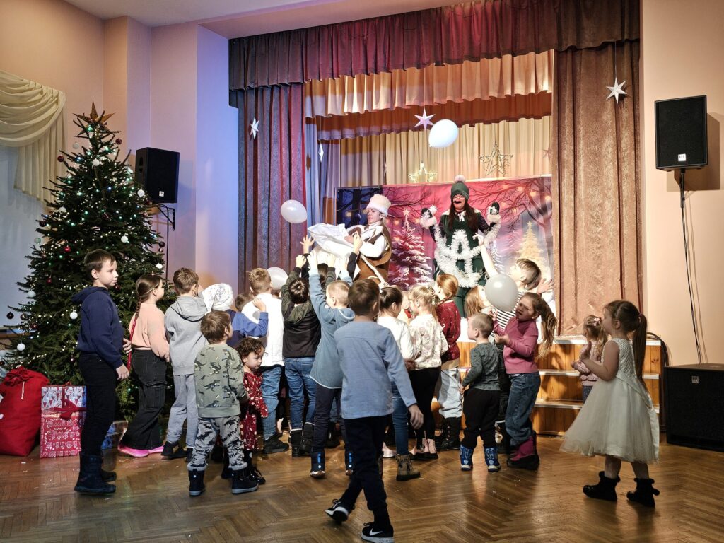 Svētdien, 22. decembrī, saieta namā “Lugažu muiža” notika Ziemassvētku pasākums bērniem. Mazos un lielos apmeklētājus ar danci priecēja tautas deju kolektīvs “Vainadziņš”. Pēc tam muzikālā Ziemassvētku izrādē “Iedomīgā eglīte” ar kopīgām dejām un dziedāšanu tika noskaidrots, vai eglīte tiešām iedomīga.
Autors: Foto: Līga Orleana