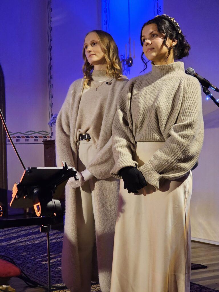 Grupai “Sestā Jūdze” koncertā pievienojās divas jaunas un talantīgas dziedātājas Patrīcija un Anna, kuru dziedājums aizskāra ikviena dvēseles stīgu.
Autors: Foto: Līga Orleana